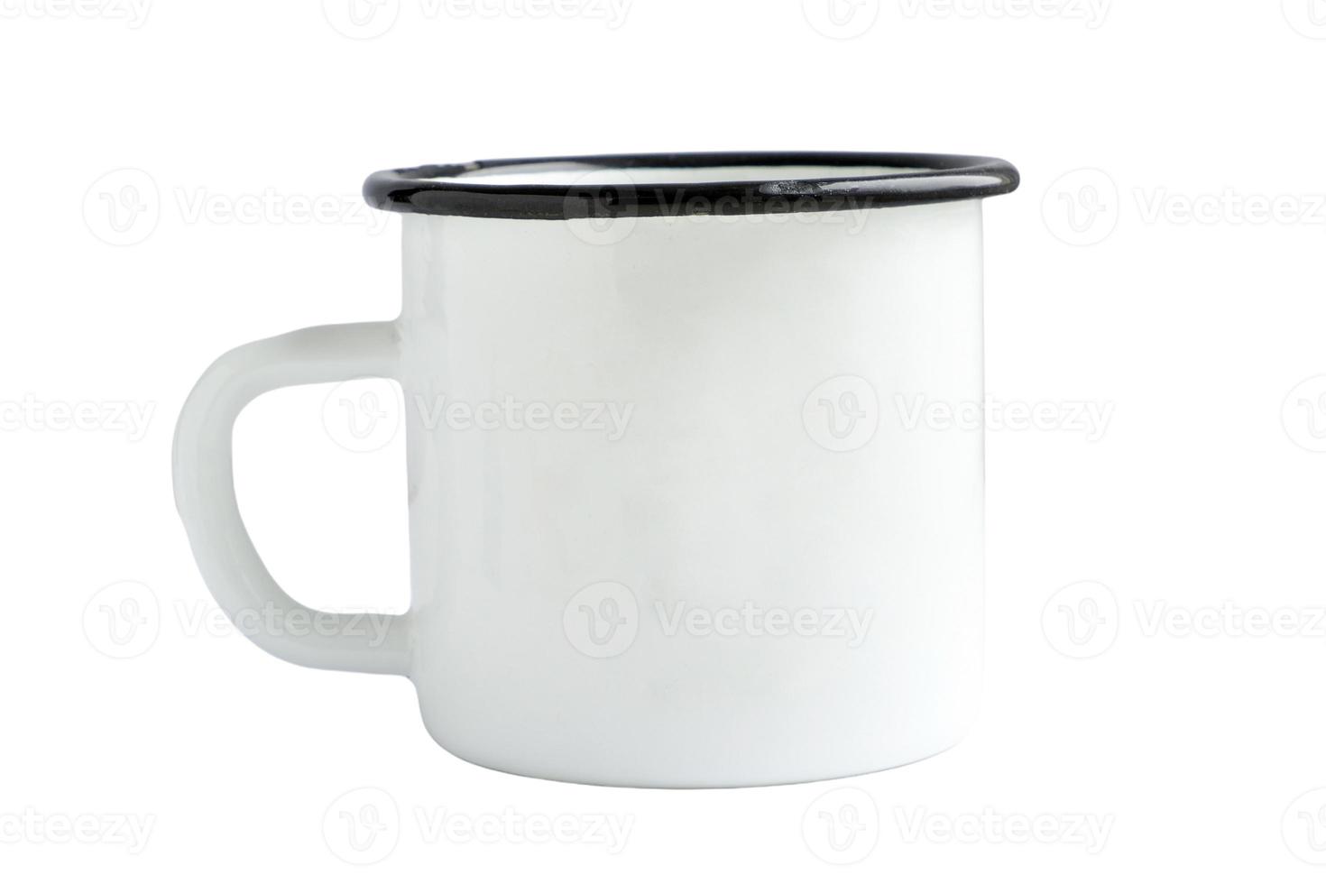 mock-up di tazza di smalto bianco bianco isolato su sfondo bianco. tazza vuota per il marchio. foto ad alta risoluzione.