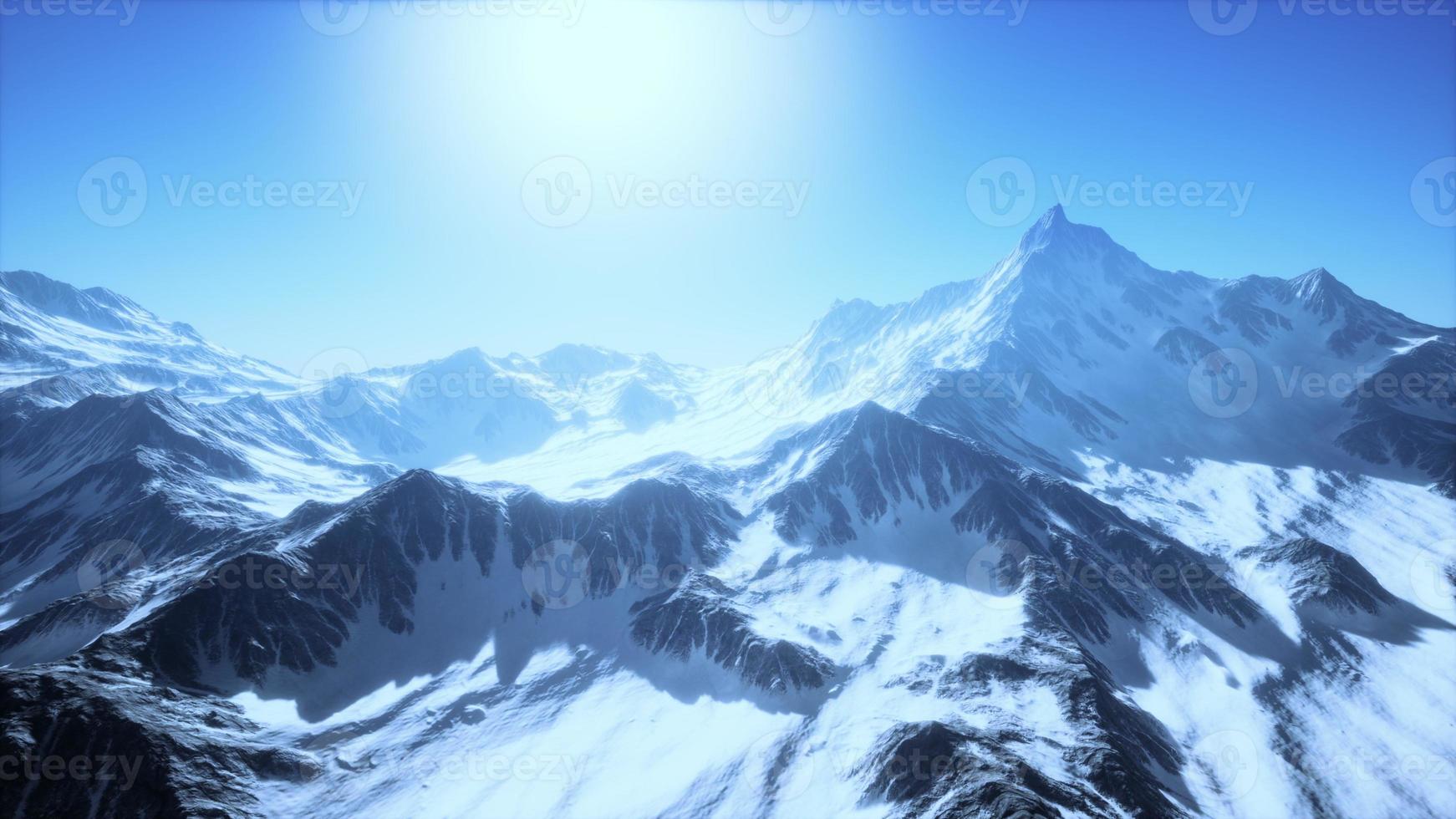 vista panoramica sulle montagne di cime innevate e ghiacciai foto