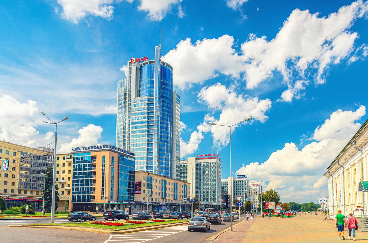 minsk, bielorussia, 26 luglio 2020 grattacieli su pobediteley peramohi avenue a minsk foto