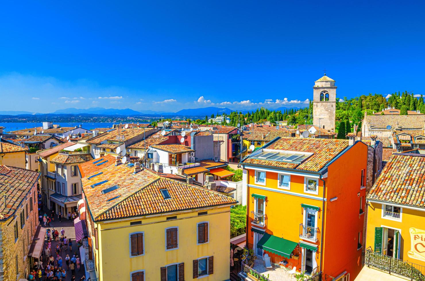 sirmione, Italia, 11 settembre 2019 vista panoramica aerea di sirmione del centro storico foto