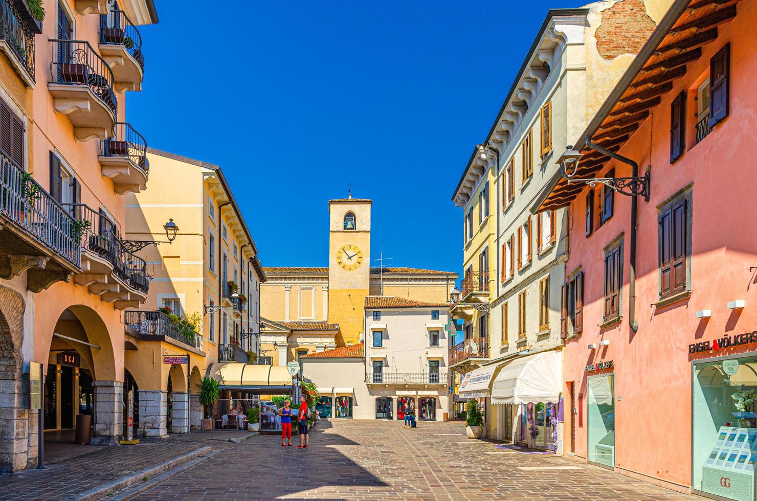 desenzano del garda, Italia, 11 settembre 2019 campanile e torre dell'orologio nel centro storico di desenzano del garda foto