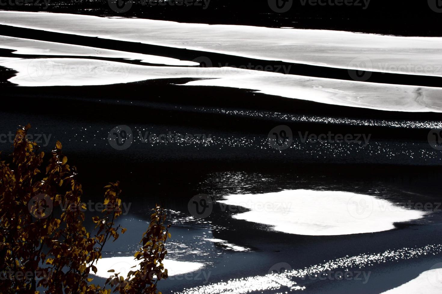 lago della medicina nel parco nazionale di diaspro alberta foto