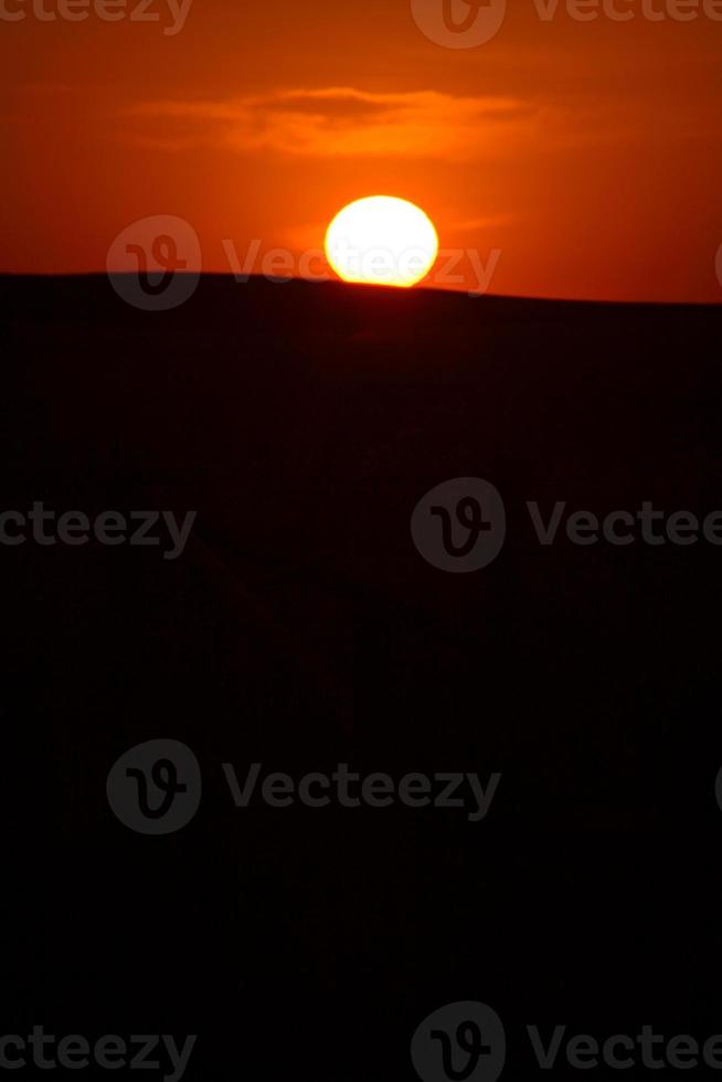sole che tramonta all'orizzonte nel saskatchewan foto