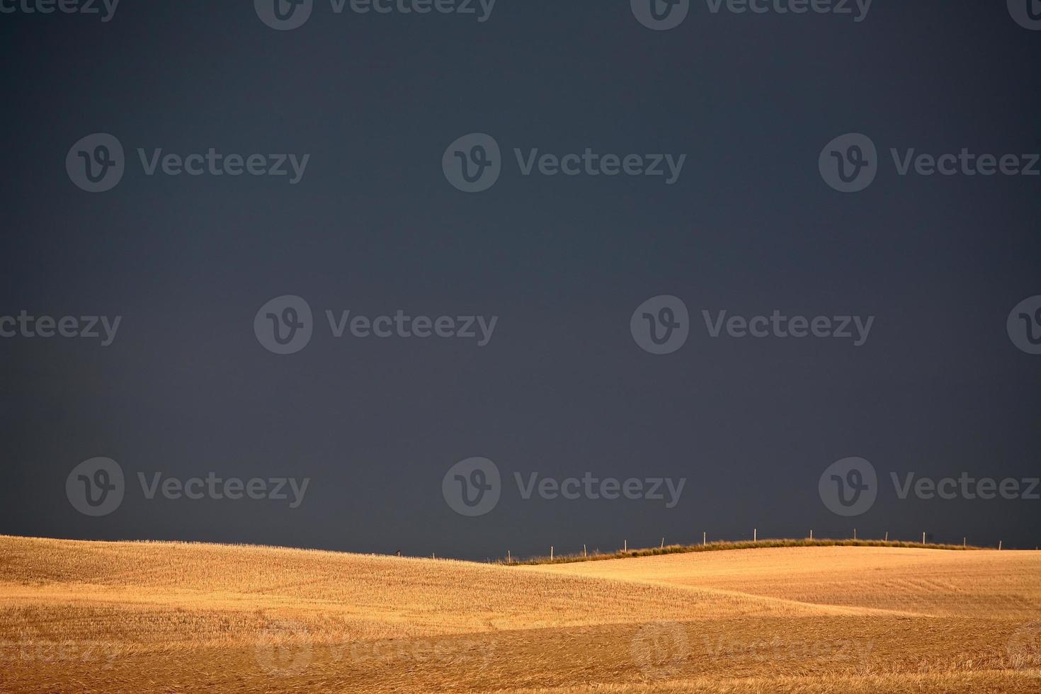 nuvole temporalesche su missouri coteau in saskatchewan foto