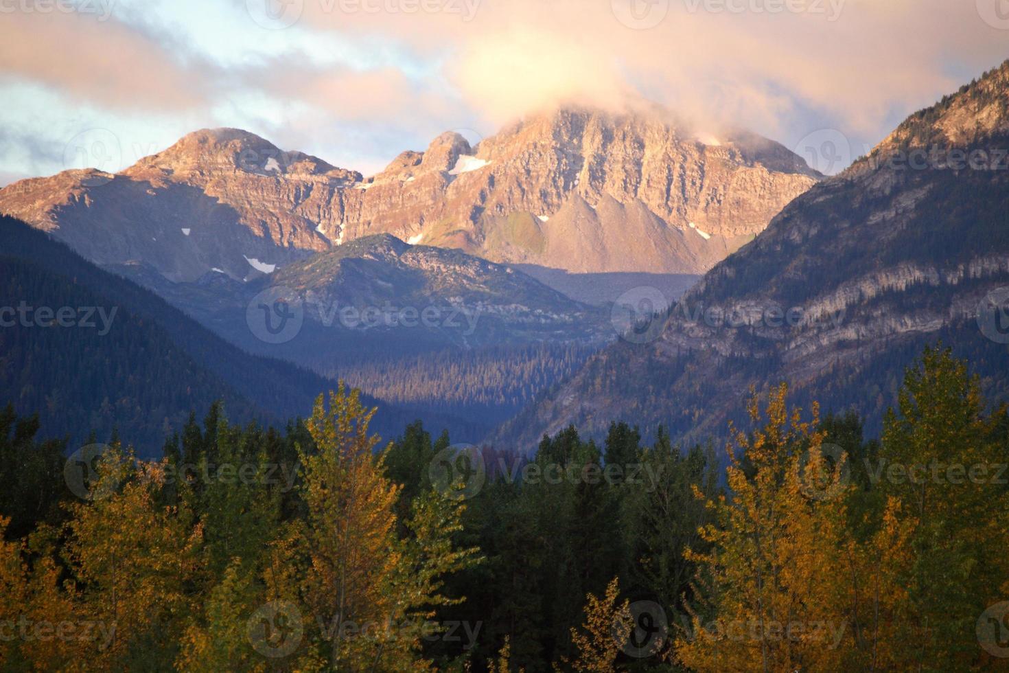 montagne rocciose lungo il passo dei pini in alberta foto