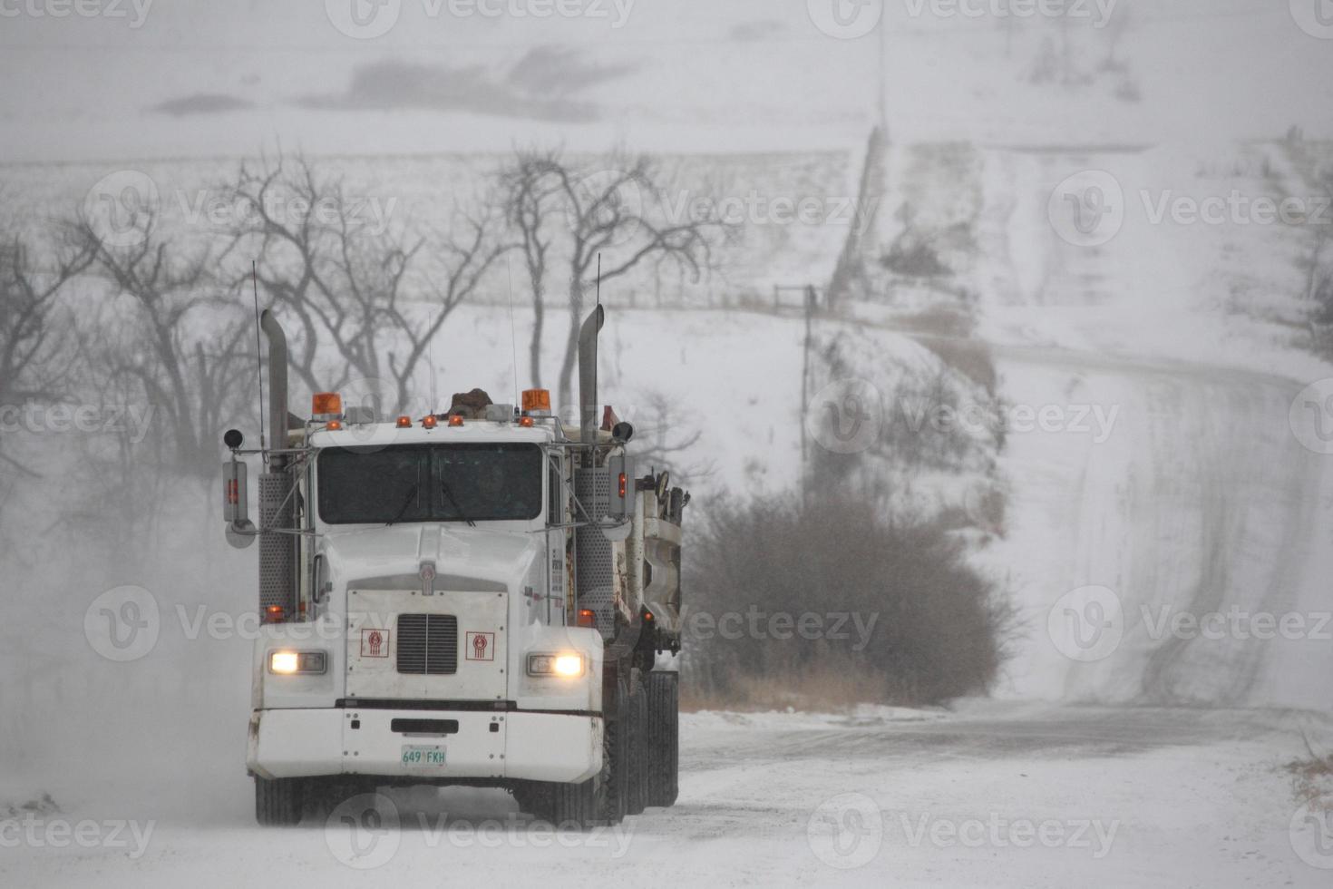 camionista che trasporta ghiaia in inverno foto