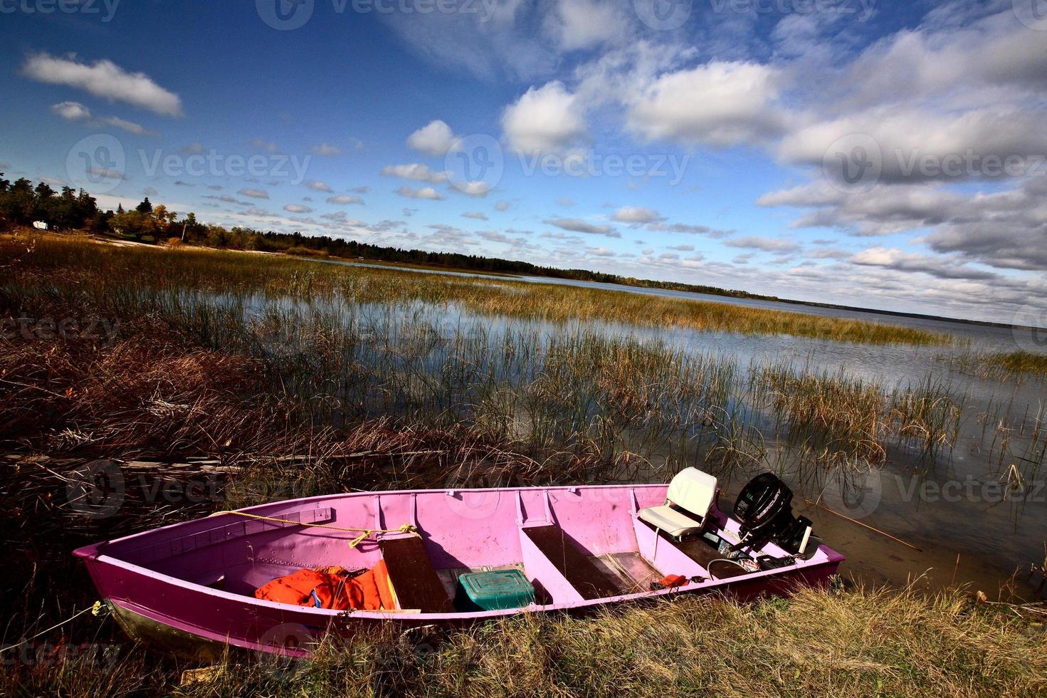 barca rosa nel pittoresco saskatchewan foto