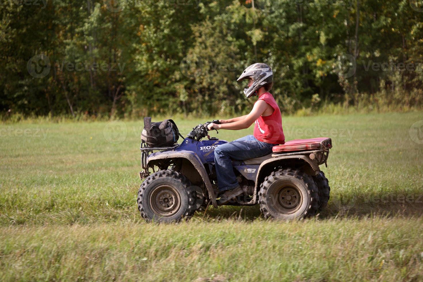 ragazzo su un veicolo fuoristrada nel pittoresco saskatchewan foto