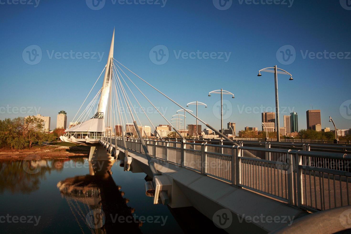 ponte pedonale unico sul fiume rosso a winnipeg foto