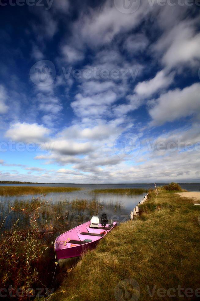 barca rosa nel pittoresco saskatchewan foto