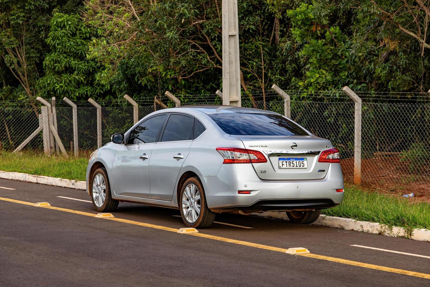 auto berlina argento del modello nissan sentra foto