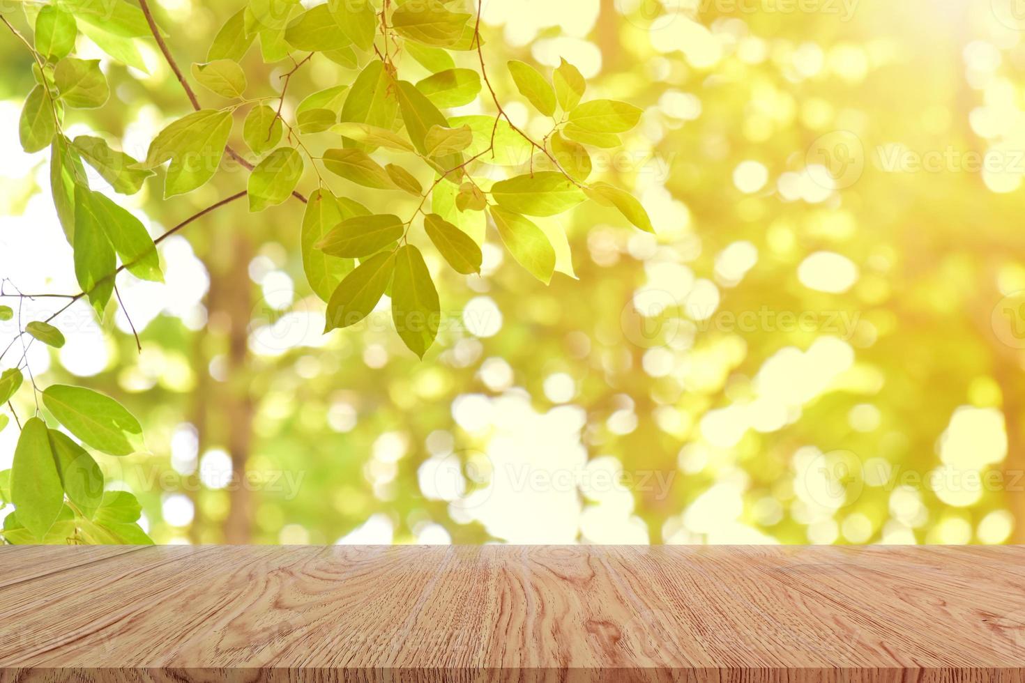 tavolo in legno vuoto su sfocatura dello sfondo verde del giardino. per la visualizzazione del prodotto o per il layout visivo chiave di progettazione foto