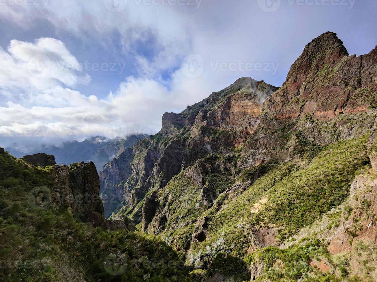 incredibile vista sulle montagne guardando la valle con nuvole di passaggio. viaggiare per il mondo. escursioni in montagna. natura bella e stimolante. sensazione rilassante e piacevole. isola di Madera, Portogallo. foto