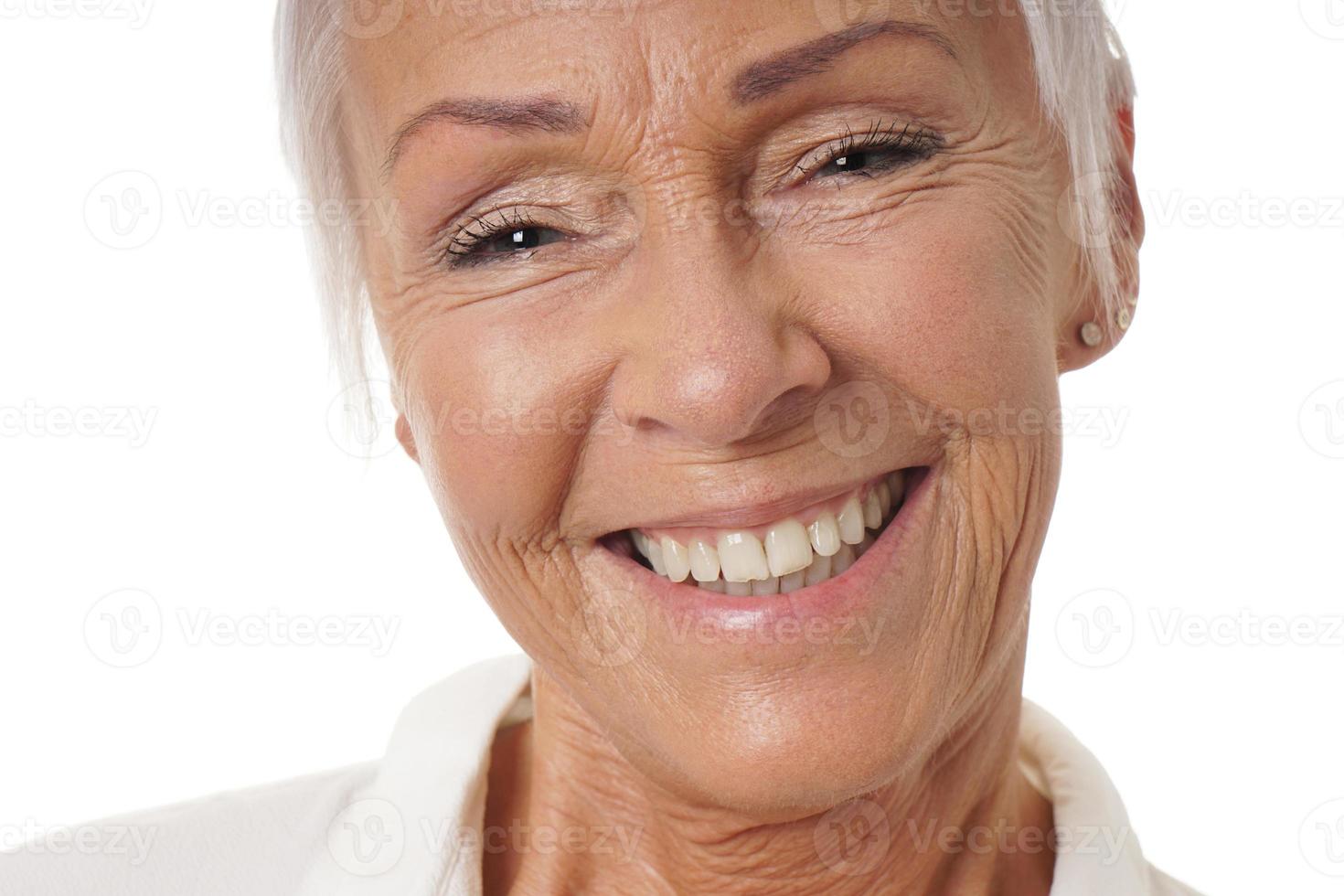 donna più anziana del primo piano con il sorriso a trentadue denti foto