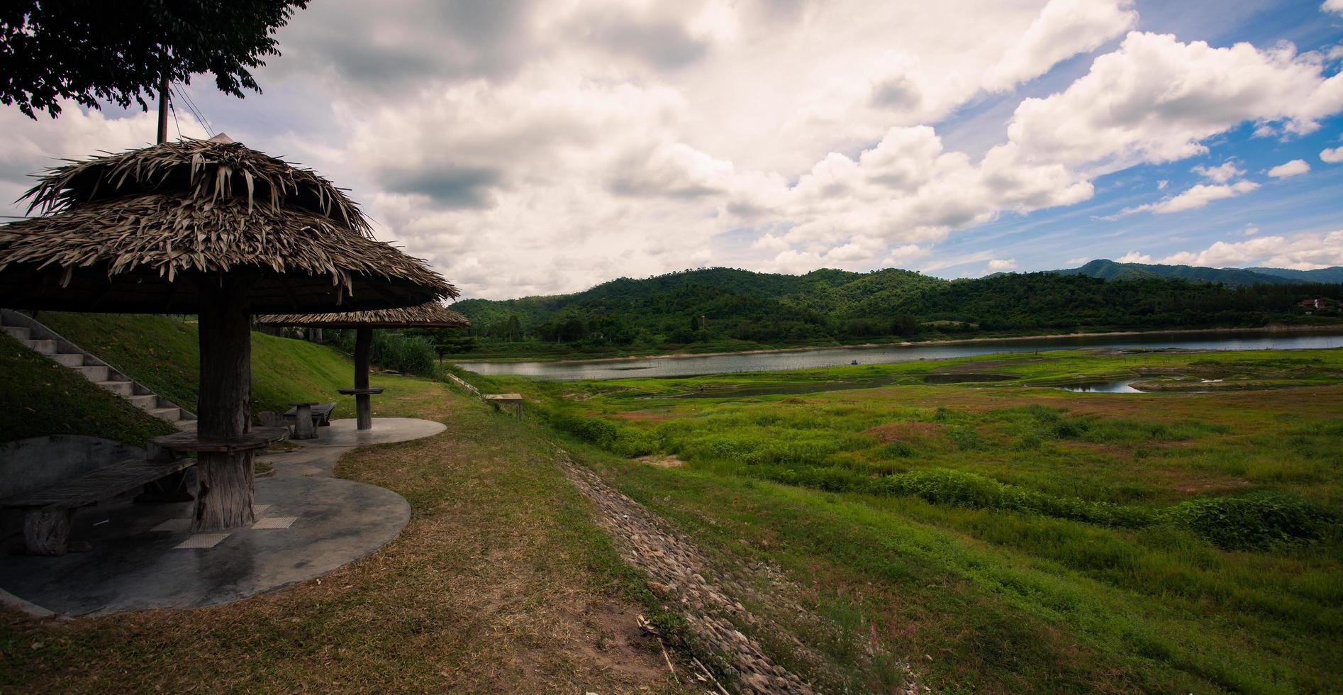 bacino idrico di huai tha khie, distretto di ban kha, provincia di ratchaburi, thailandia foto