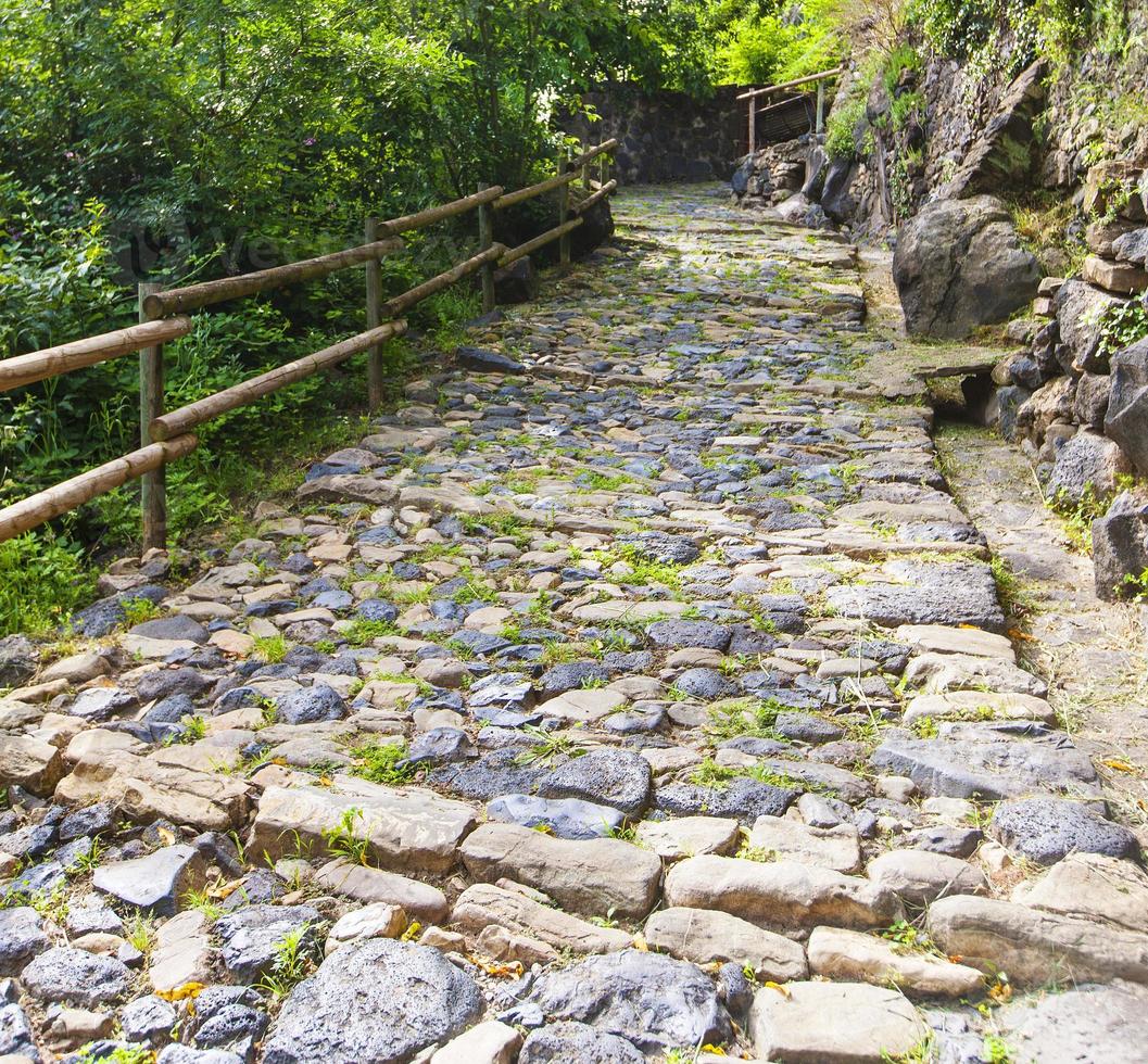 la vecchia strada di pietra foto