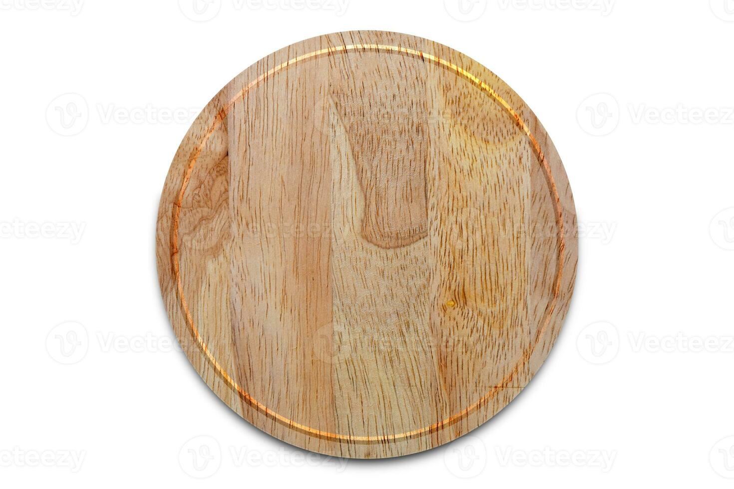 tagliere rotondo in legno di faggio isolato su bianco. piatto di legno per carne e verdura su sfondo bianco. foto