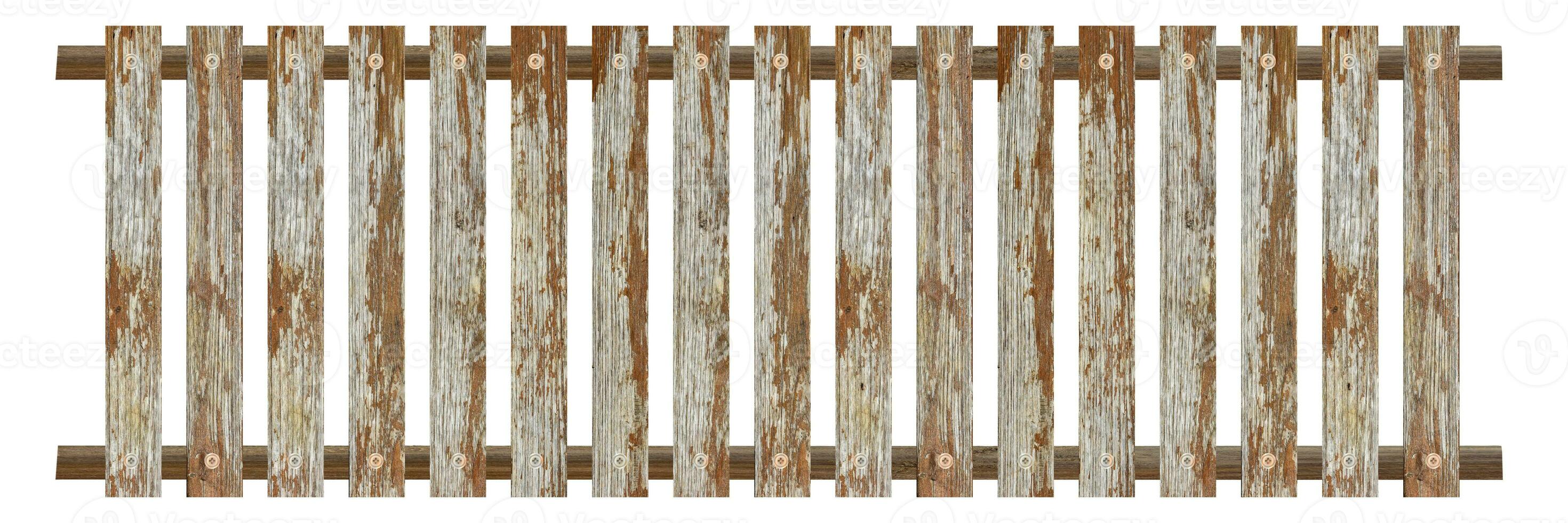 staccionata in legno isolato su sfondo bianco. oggetto con tracciato di ritaglio. foto