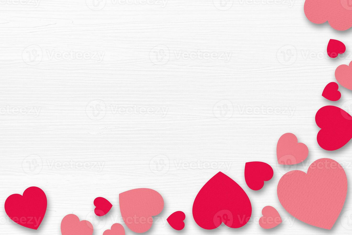 cuori di carta rossi su fondo di legno bianco. concetto di san valentino. foto
