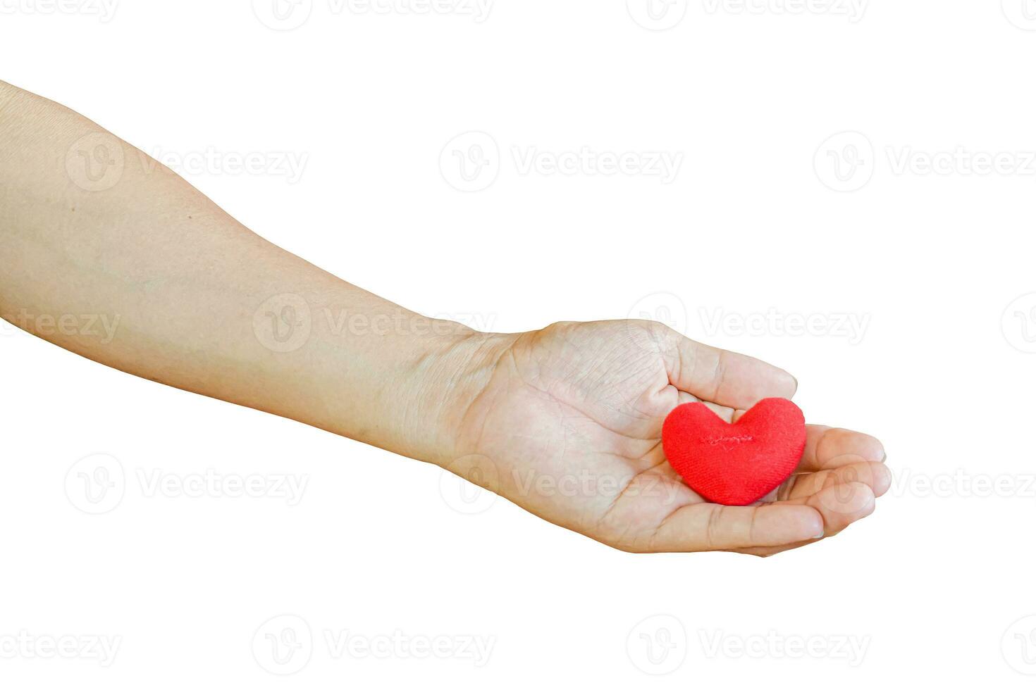 cuore rosso in mano isolato su sfondo bianco. con tracciato di ritaglio. foto