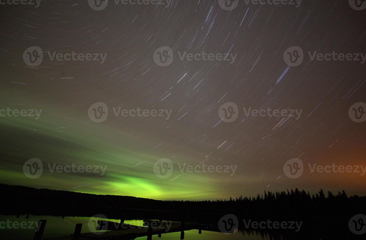 aurora boreale alle strette del lago waskesiu foto