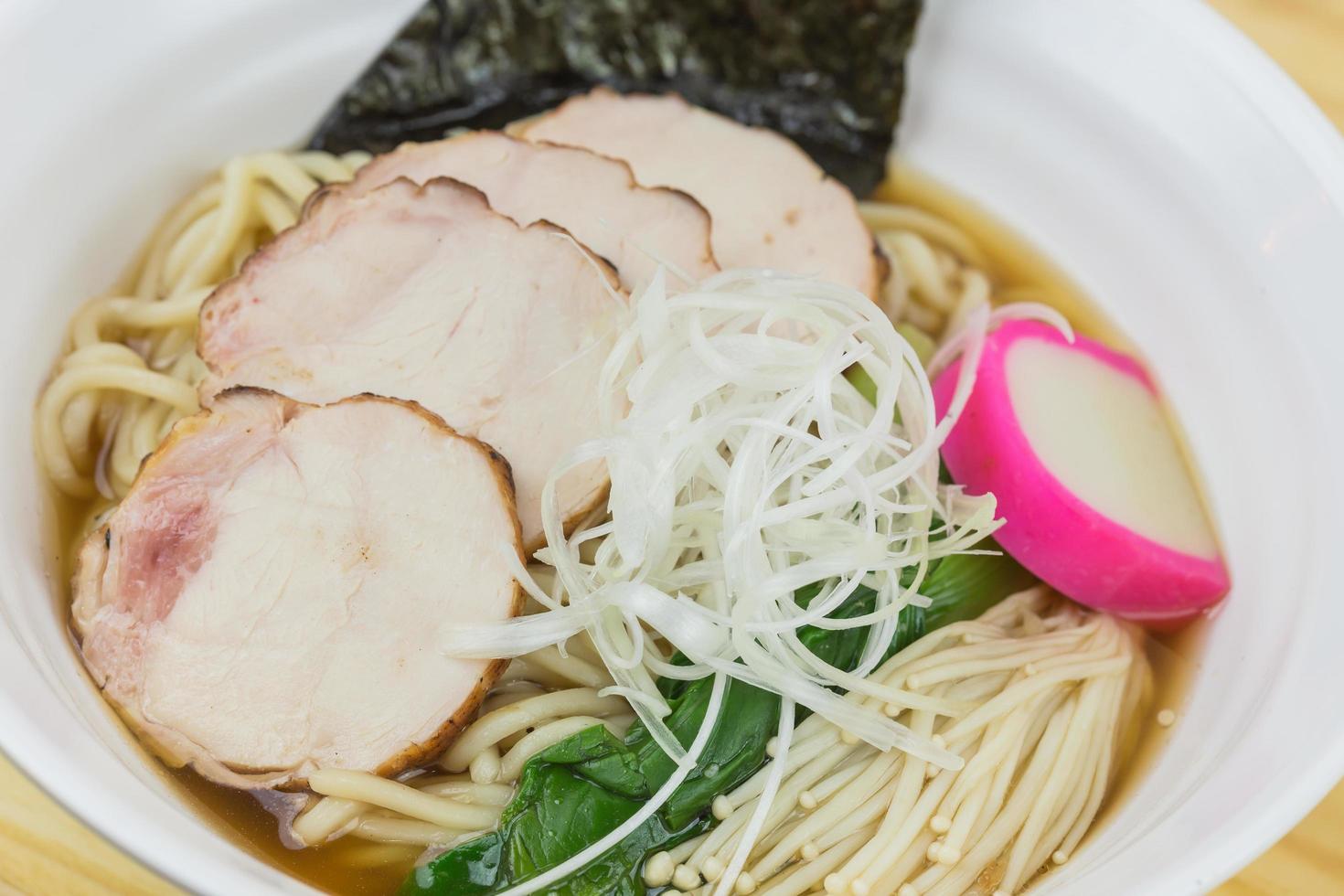 tagliatelle giapponesi, tagliatelle al sale, ramen di salsa di soia foto