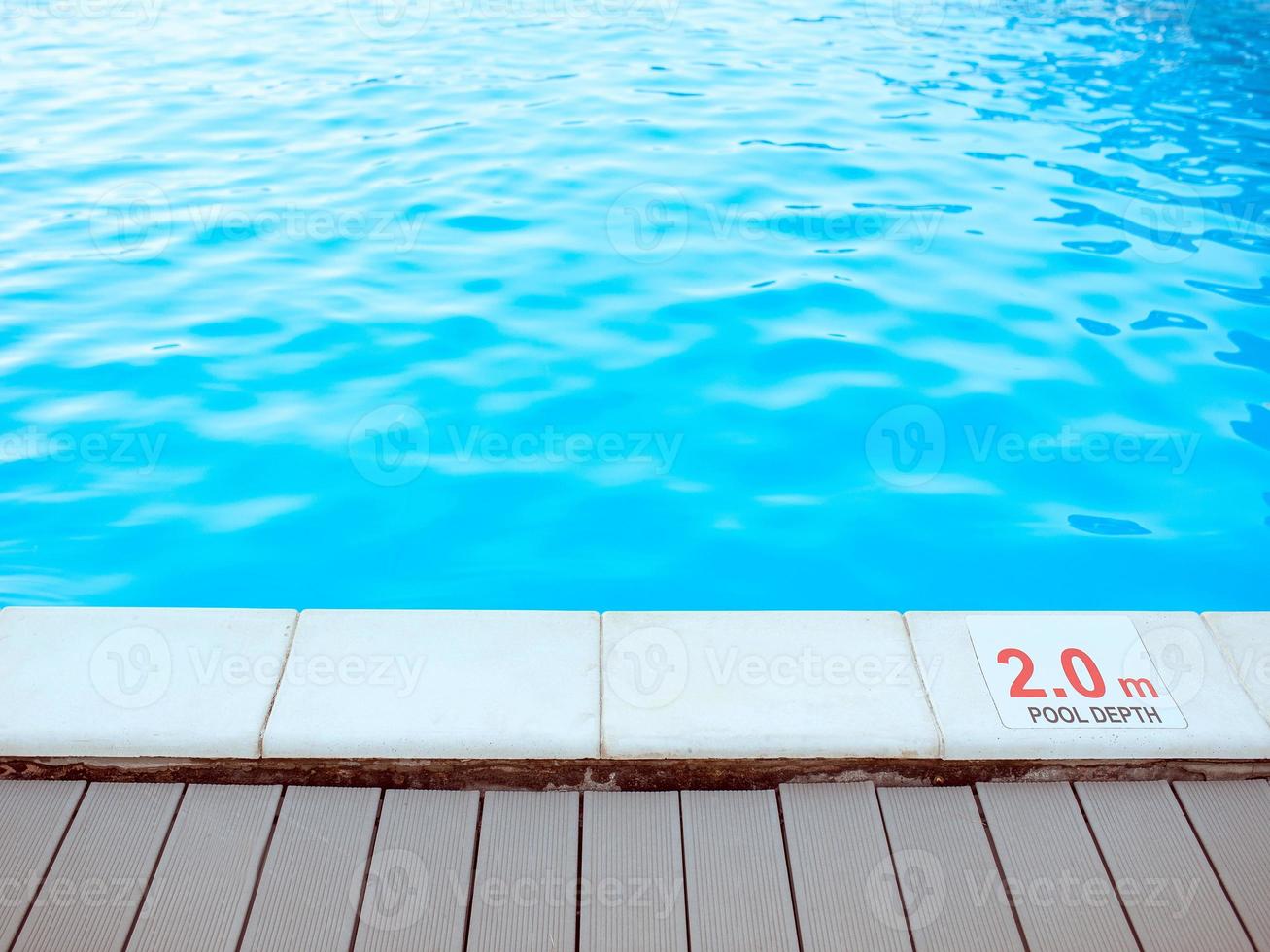 bordo piscina con il tavolo con informazioni della profondità in lingua inglese. concetto di sport, sicurezza, ricreazione e relax. foto