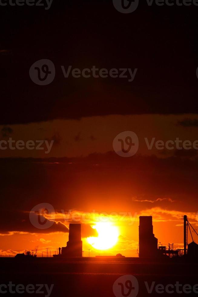 tramonto dietro due elevatori del grano del saskatchewan foto