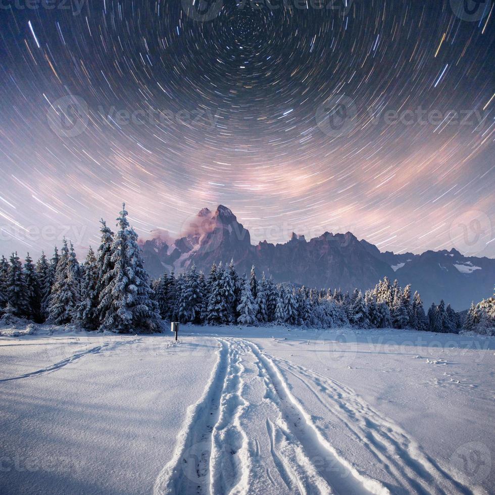 cielo stellato nella notte nevosa d'inverno. fantastica via lattea alla vigilia di capodanno. in attesa della vacanza. scena drammatica. carpatico. Ucraina foto