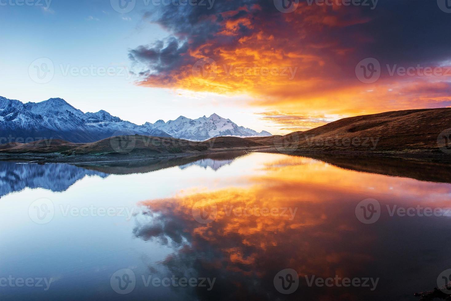 lago di montagna. bellissima alba. paesaggio mattutino. lago koruldi. cresta caucasica principale foto