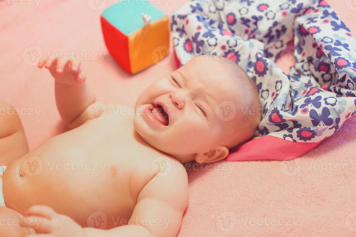 ritratto di bambino neonato dolce emotivo a casa foto