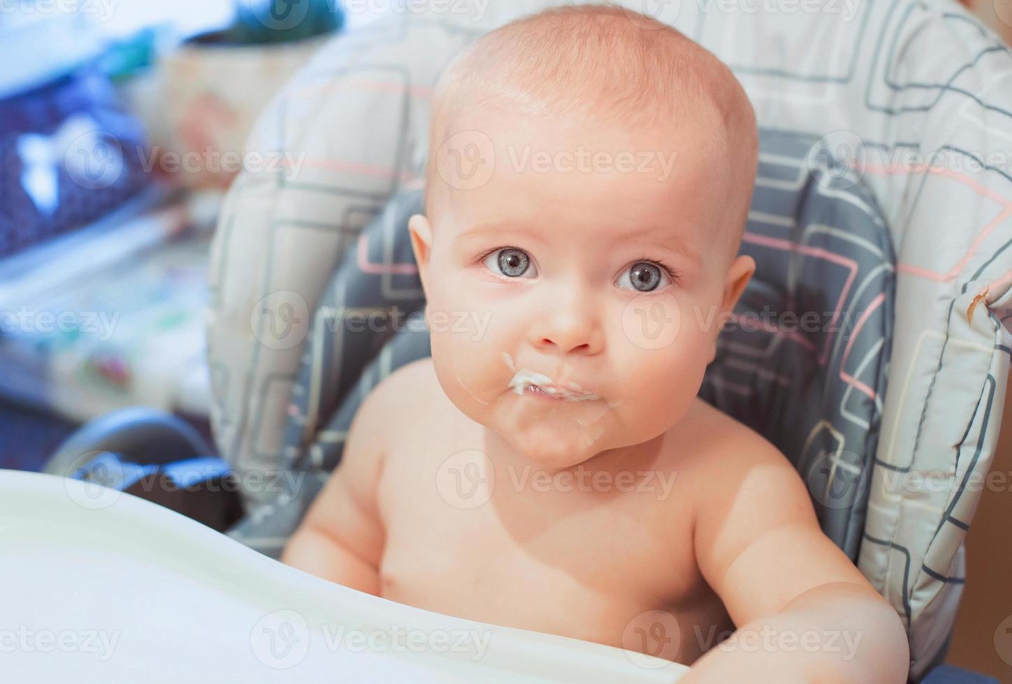 piccolo neonato sta mangiando il suo cibo. pappe, formule, puericultura foto