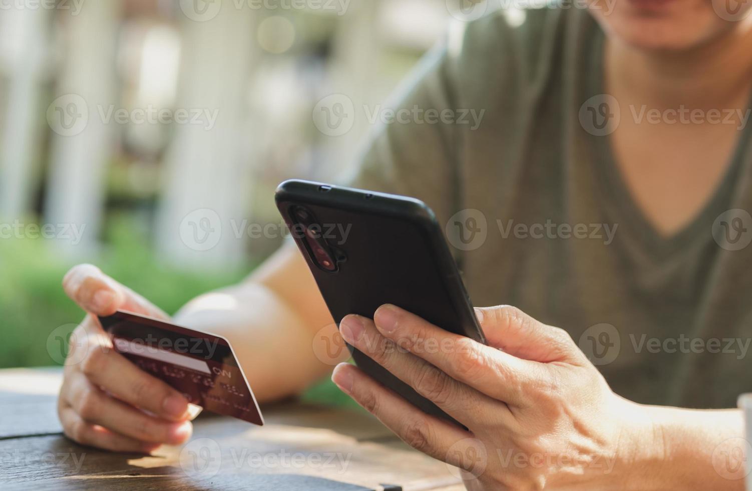 shopping online con app e pagamento con carta di credito foto