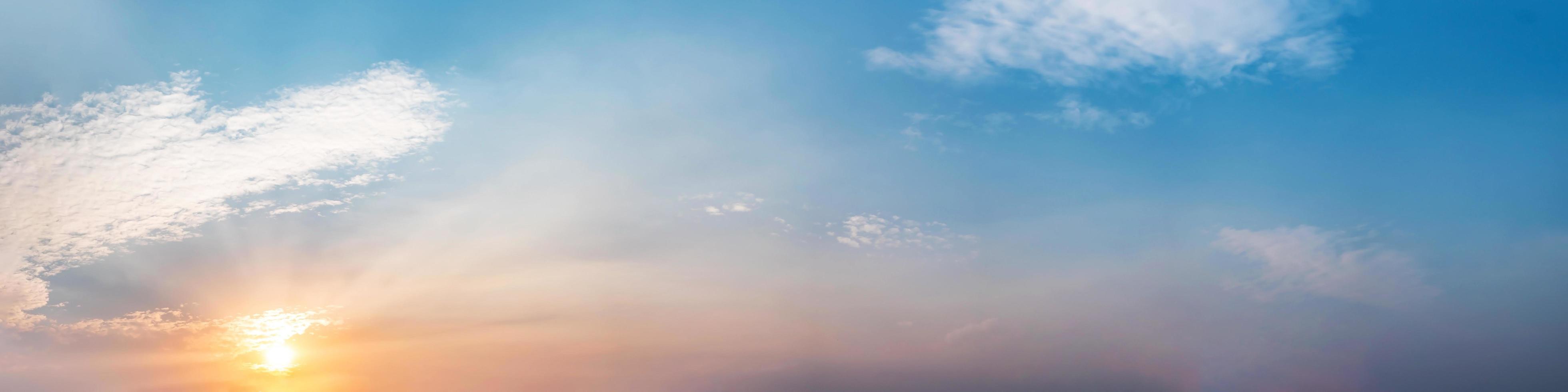 drammatico cielo panoramico con nuvole all'alba e al tramonto. foto