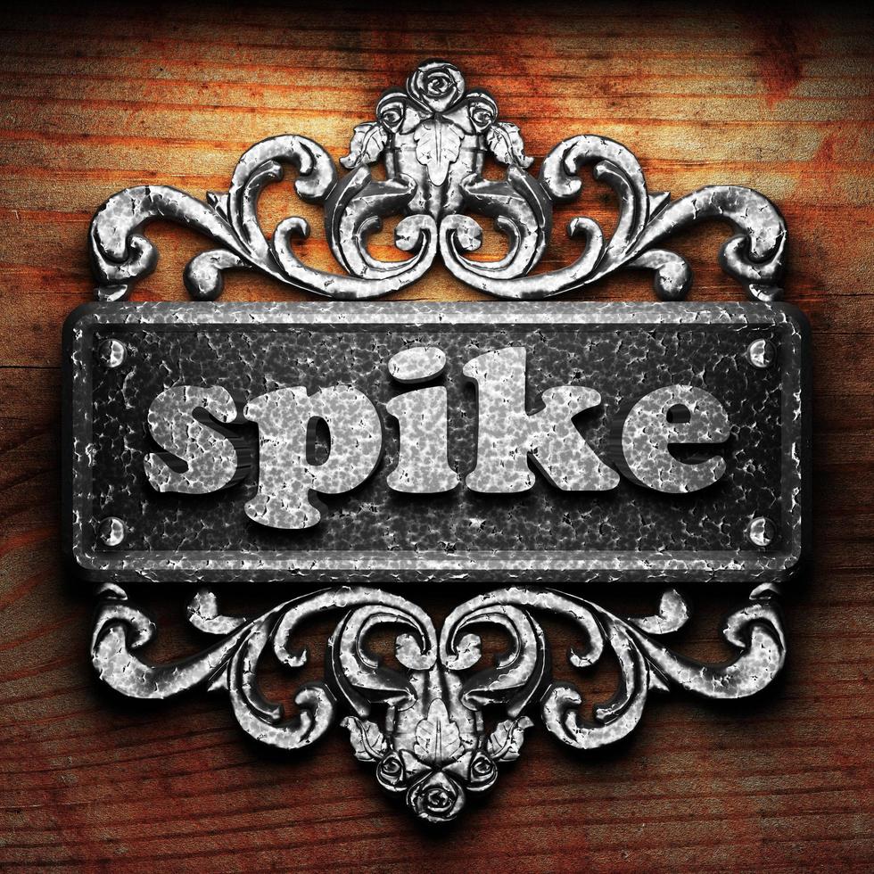 spike parola di ferro su sfondo di legno foto