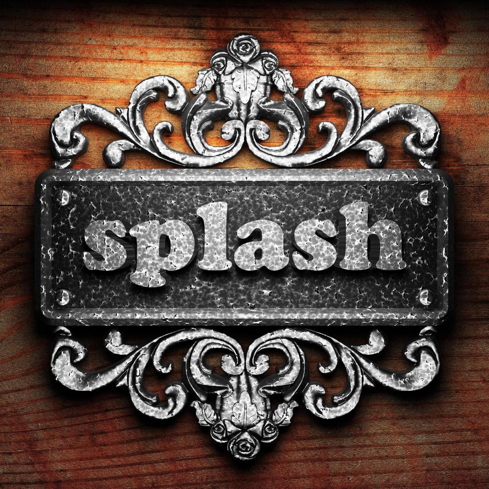 splash parola di ferro su sfondo di legno foto