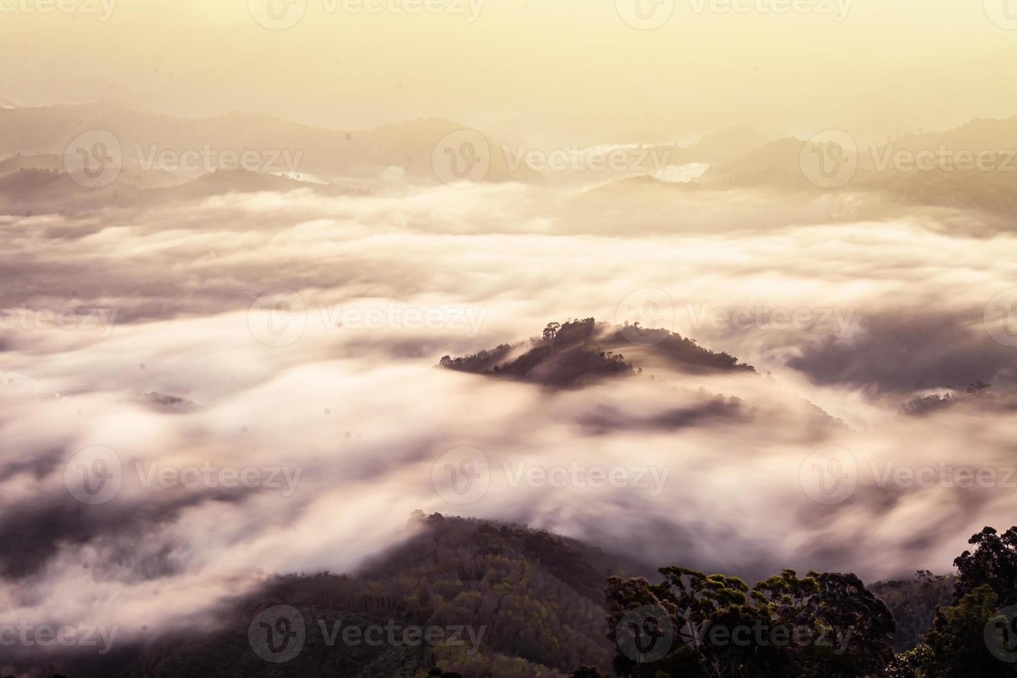 betong, yala, tailandia talay mok aiyoeweng skywalk nebbia punto di vista ci sono turisti visitati mare di nebbia al mattino foto