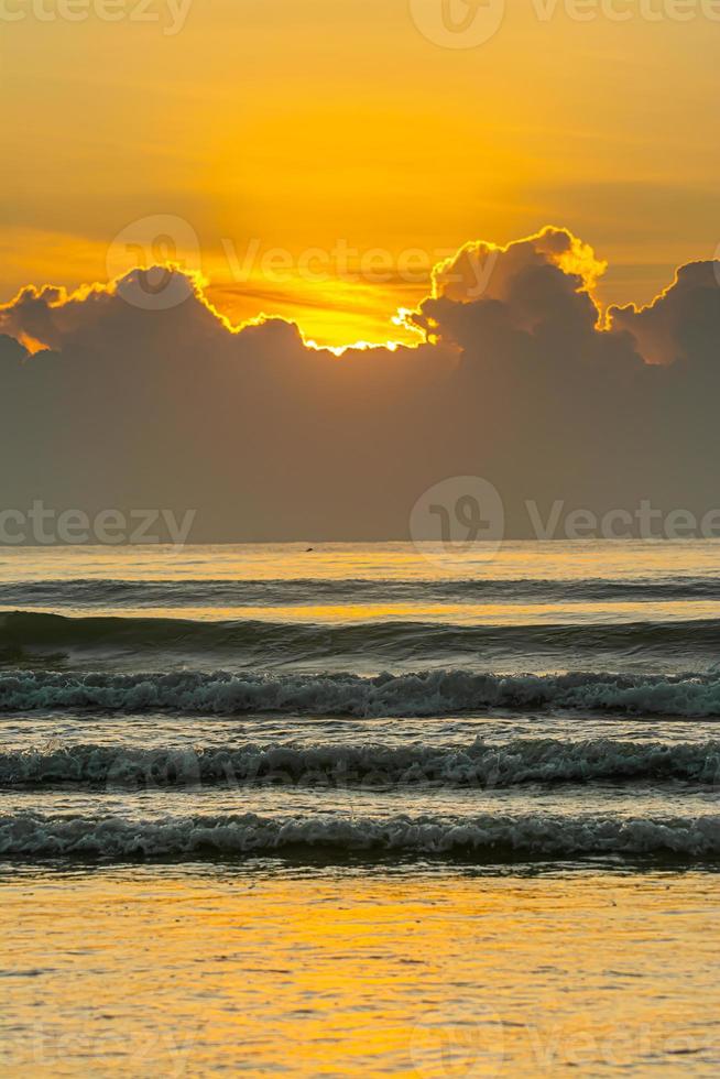 sfondo del tramonto del sole e del mare. composizione della natura. foto
