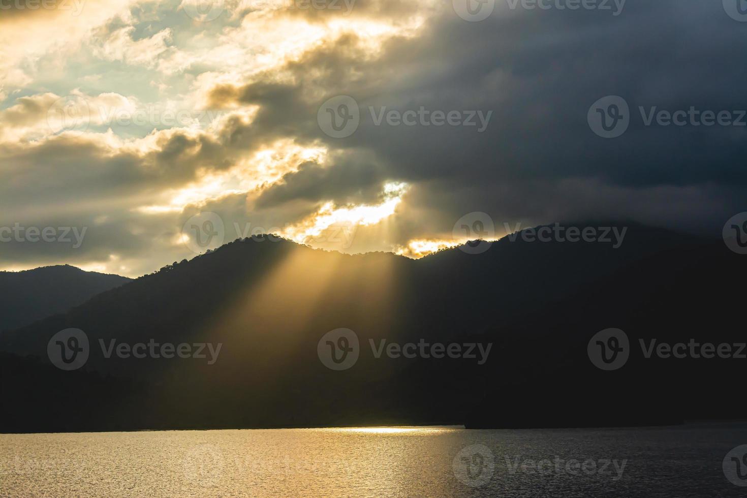 paesaggio di montagna con colorato vivido tramonto sul cielo nuvoloso foto