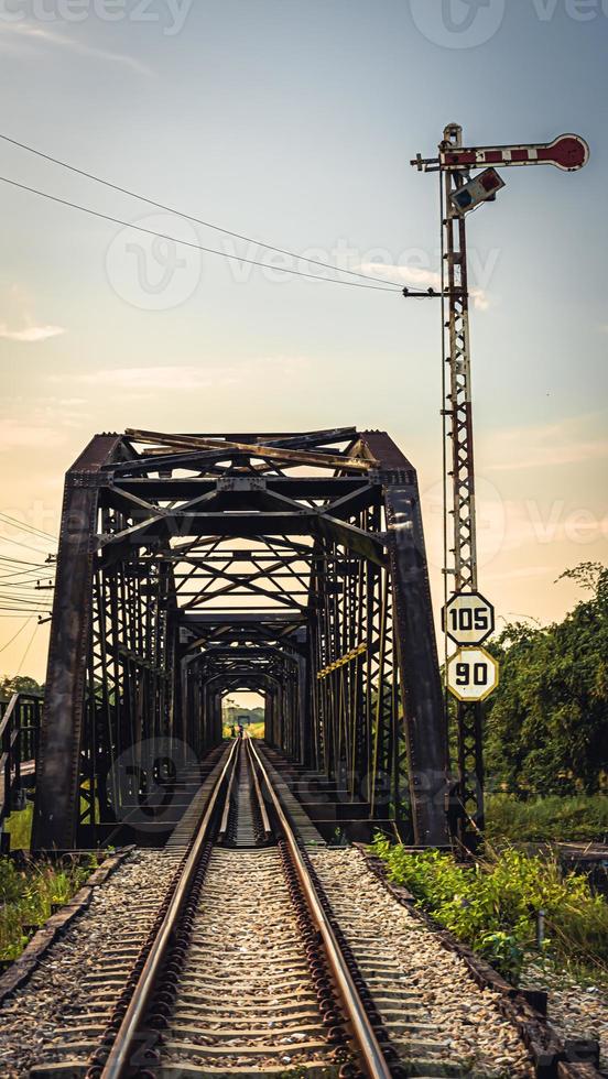 ponte ferroviario, thailandia ferrovia in direzione dalla stazione ferroviaria di rueso alla stazione ferroviaria di yala. guardare la fine del treno è emozionante foto