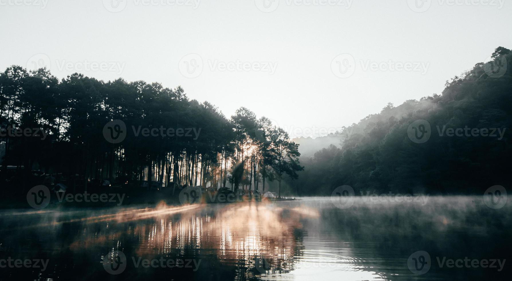 il paesaggio del bacino e la nebbia mattutina foto