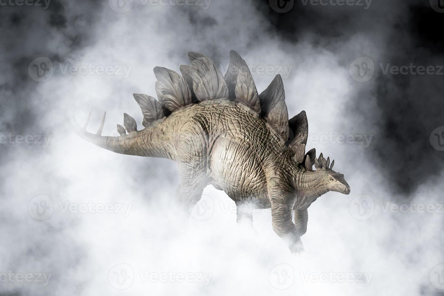 dinosauro stegosauro su sfondo di fumo foto