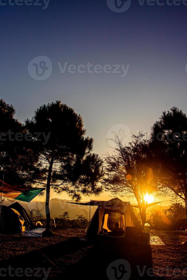 atmosfera da campeggio durante il tramonto, thailandia foto