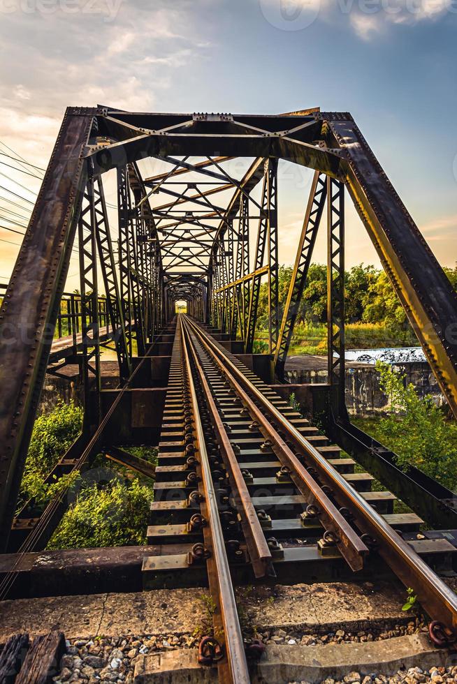 ponte ferroviario, thailandia ferrovia in direzione dalla stazione ferroviaria di rueso alla stazione ferroviaria di yala. guardare la fine del treno è emozionante foto