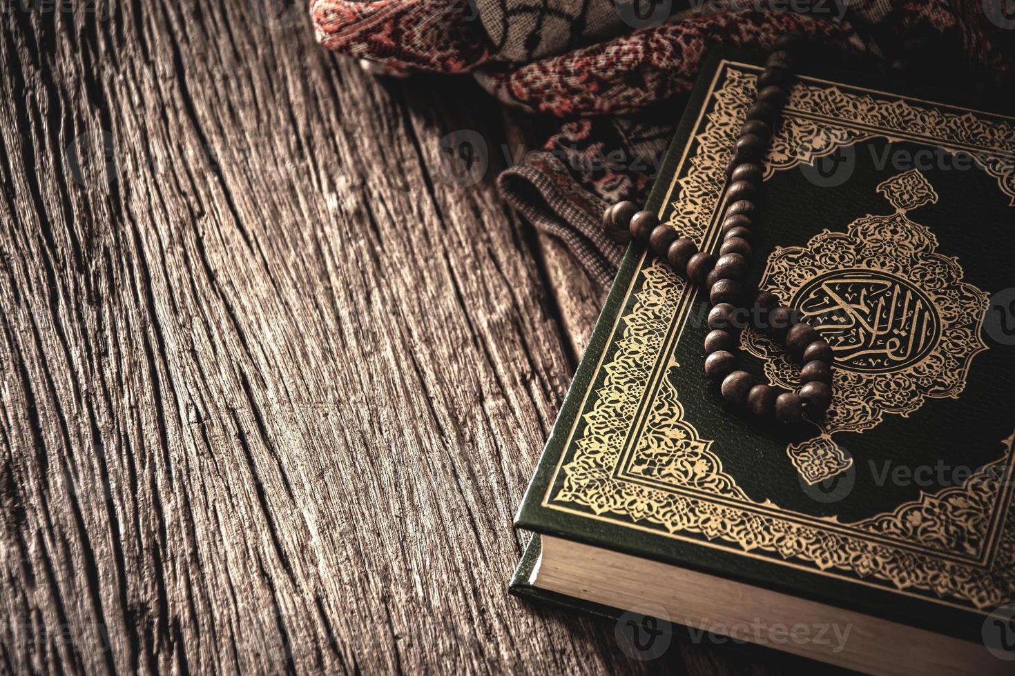 Corano libro sacro dei musulmani oggetto pubblico di tutti i musulmani sul tavolo, natura morta. foto
