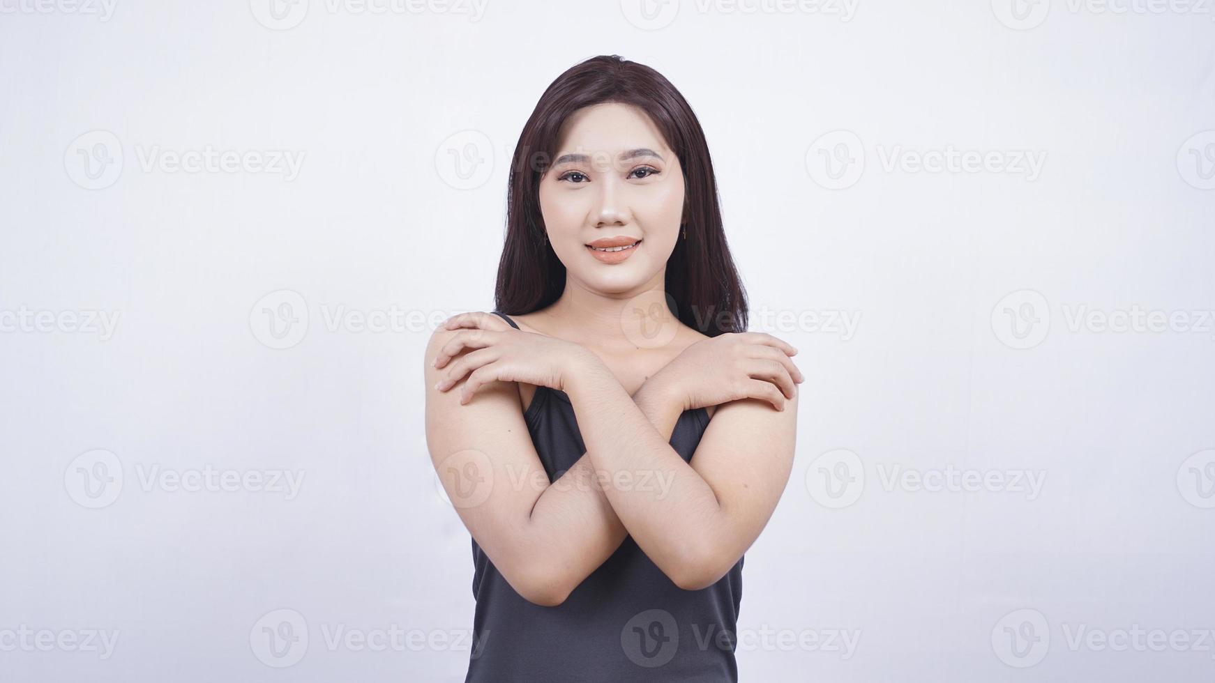 la bellezza asiatica mostra il suo viso truccato isolato su sfondo bianco foto