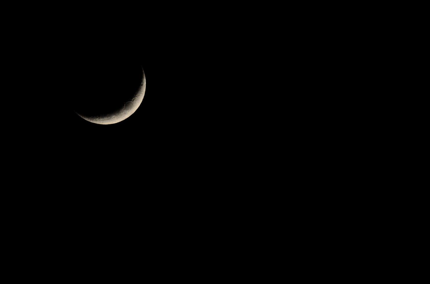 luna con sfondo nero a mezzaluna foto