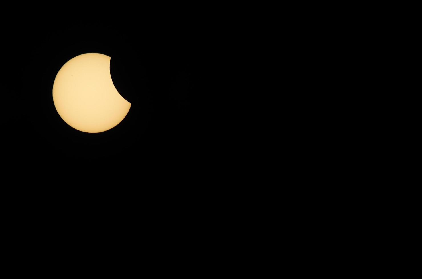 eclissi solare a sinistra foto