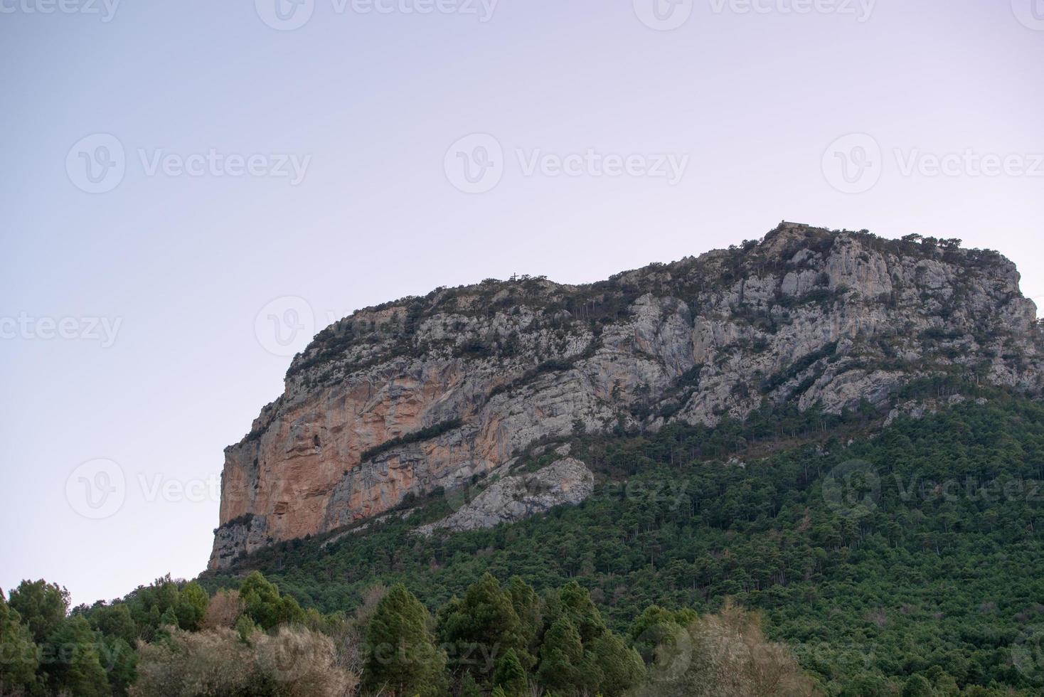 paesaggi delle montagne dei pirenei catalani a organya in spagna foto