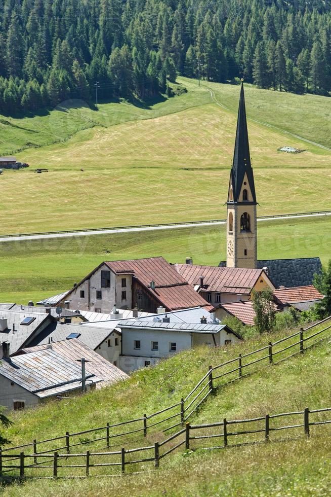 villaggio alpino svizzero con chiesa riformista del campanile foto